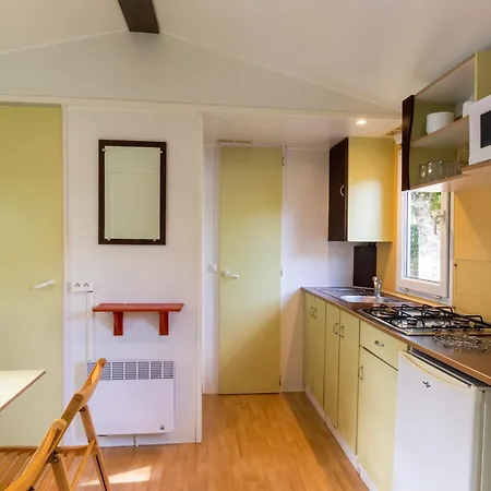 Mobilhome Le Chene 度假居 *